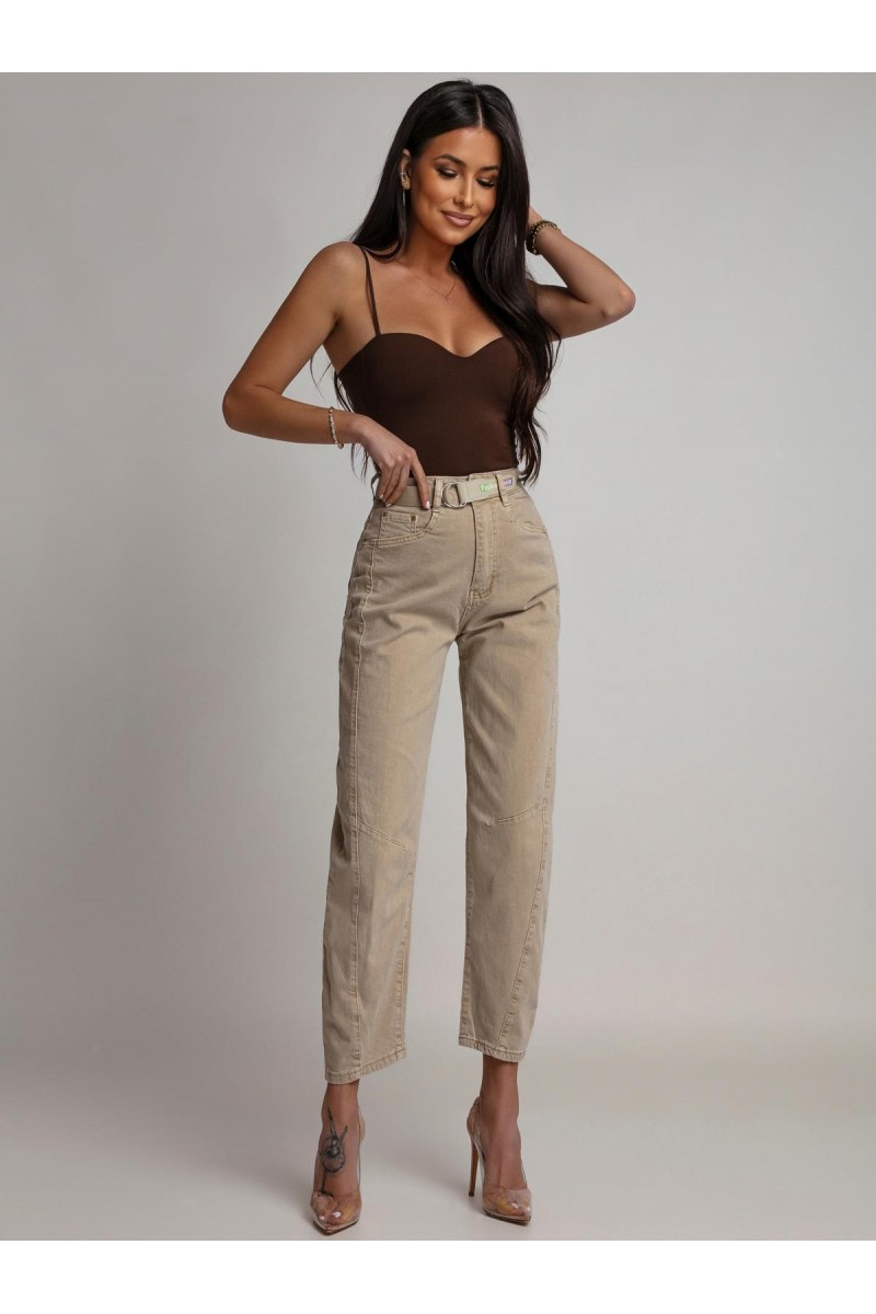 Béžové mom fit nohavice — celá postava